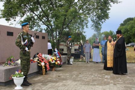 С.В. Муравленко открыл памятник в селе Красный  Май