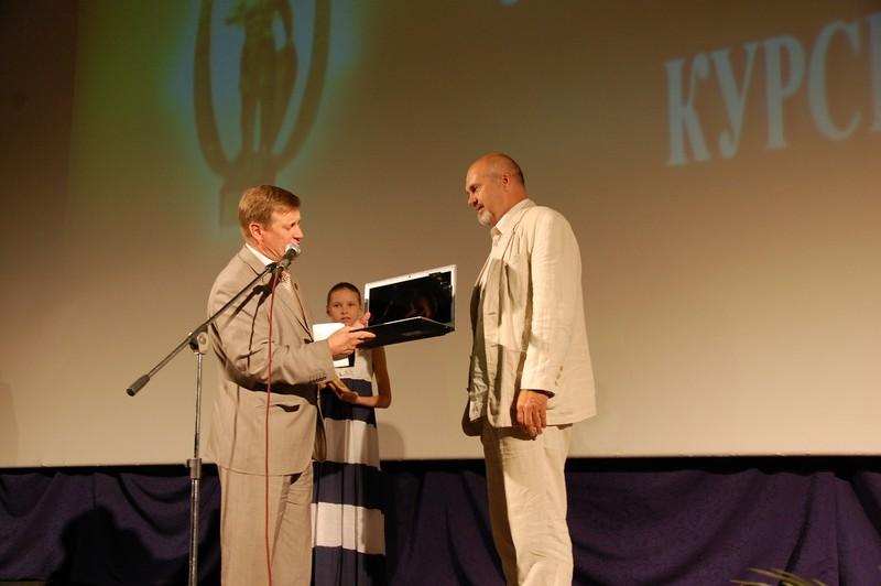 Анатолий  Локоть наградил победителей  кинофестиваля «Золотой витязь – 2011» 