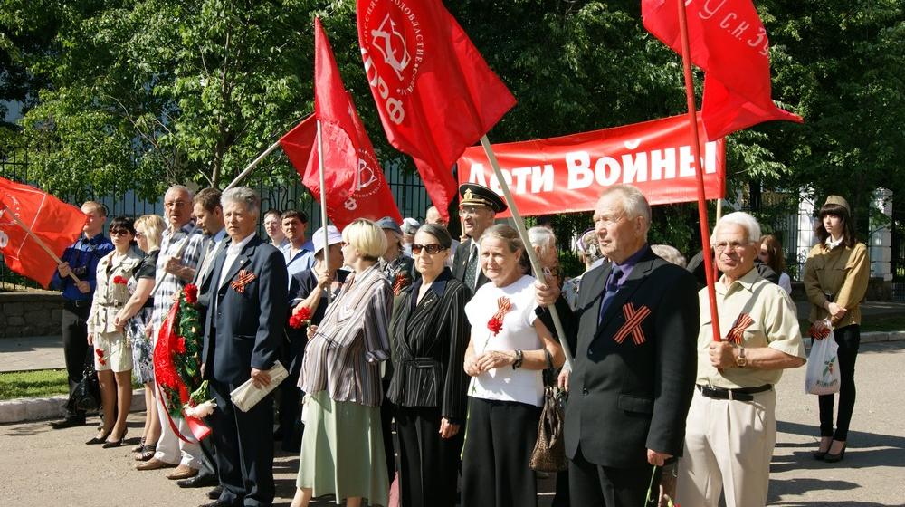 Кировские коммунисты приняли участие в возложении цветов к Вечному огню