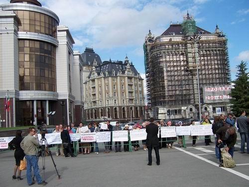 Пикет коммунистов в Казани против сокращения часов преподавания русского языка в школах