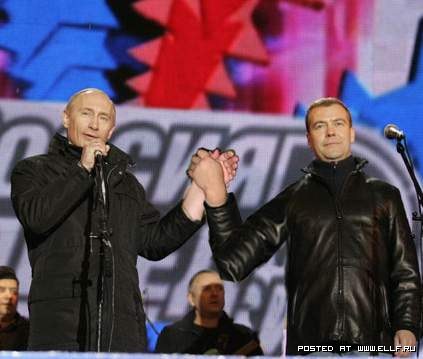 Медведев и Путин. Битва за красоток
