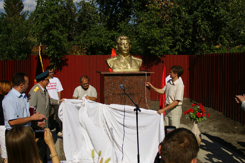 Открытие бюста И.В. Сталину в Пензе вызвало ярость и злобу у антисоветчиков и прилив патриотизма у честных горожан