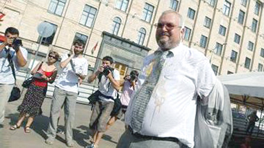 «Свободная пресса»: Главный археолог Москвы получил яйцо за заслуги перед Сурковым.  Нацболы вернулись к «продуктовому терроризму»