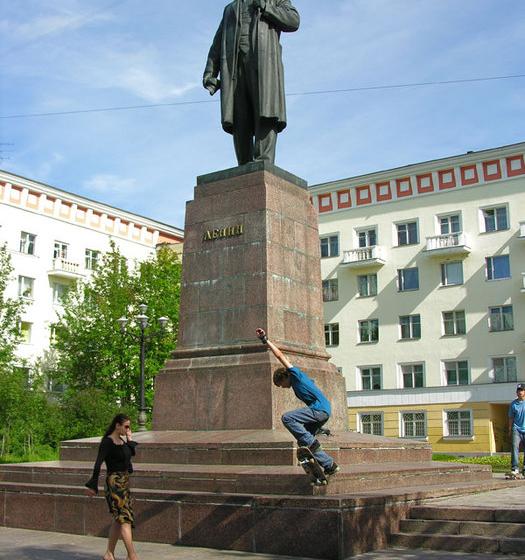 В Мурманске осквернен памятник В.И. Ленину. Коммунисты предполагают, что это дело рук молодчиков из «веллер-югэнд»