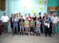 Тульская область: Накануне Дня физкультурника юные футболисты Ясногорска получили комплект мячей от депутата-коммуниста