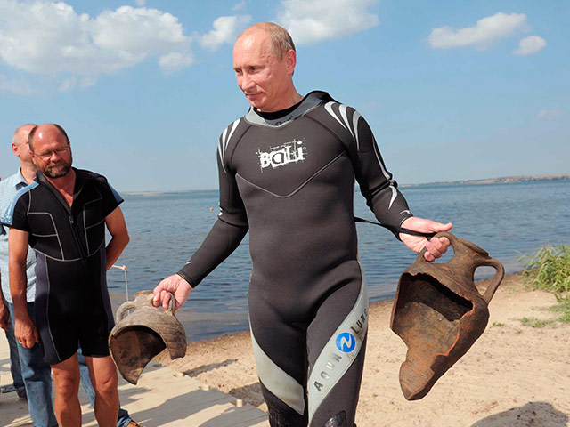 Владимир Путин, нашедший амфоры VI века, стал объектом для насмешек российских блоггеров