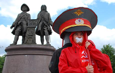 Свердловск. «По шапке» полицейской фуражкой