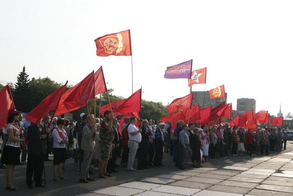 "Мы лишены всех социальных гарантий, завоёванных нашими дедами в октябре 1917 года". Митинг памяти "20 лет без СССР" состоялся в Красноярске