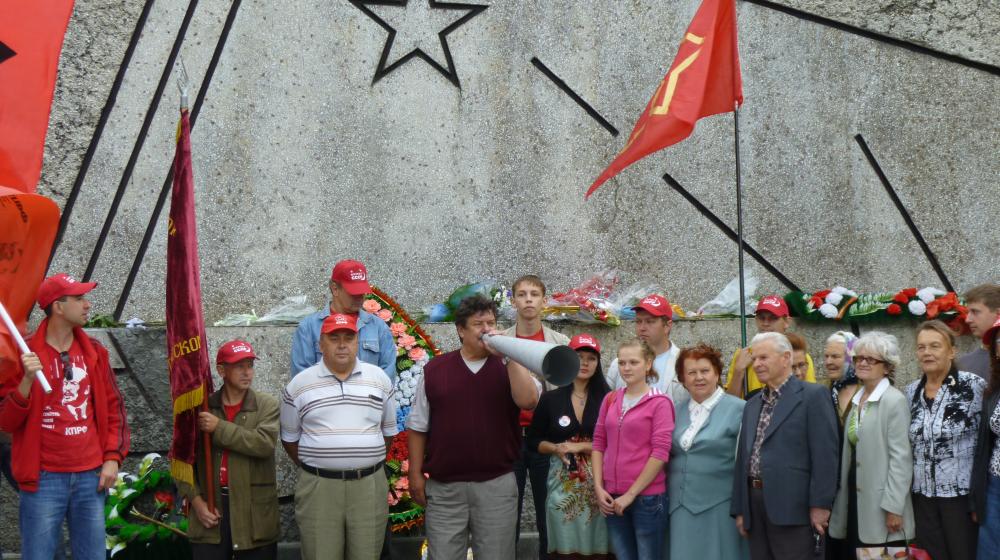 Коммунисты Алтайского края и республики Алтай ударили автопробегом - по стараниям «единороссов» поставить себе в заслугу полет Германа Титова 
