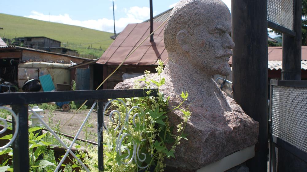 Республика Алтай: Памятник Ленину в Черном Ануе  взят под защиту сельчанами