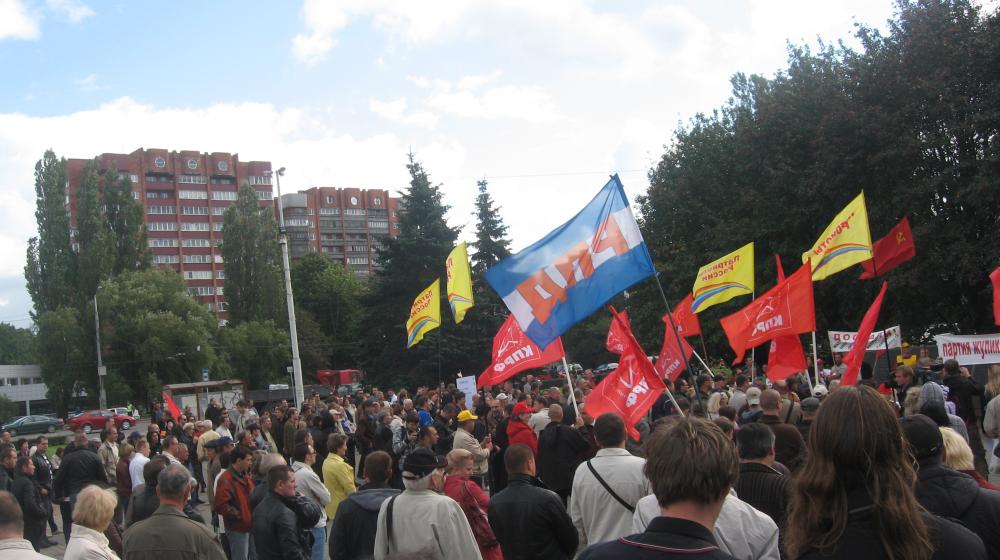 Митинг в Калининграде: «Чтоб тебе ездить на одной «Калине», «Депутат-единорос – нефте-газа-кровосос»