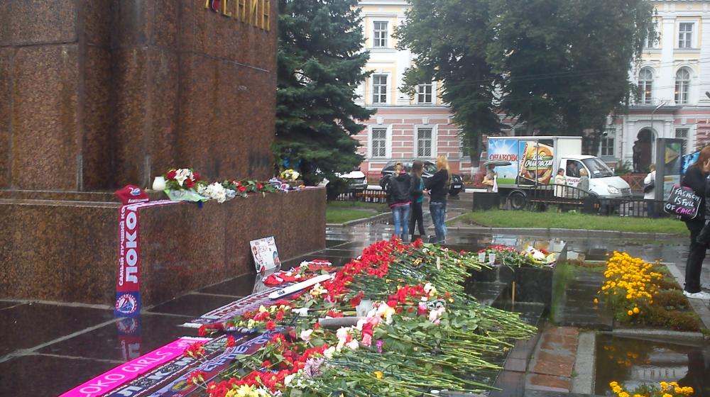 Версия. Трагедии в Ярославле могло не быть, если бы диспетчер, ожидавший самолет с президентом, не направил ЯК-42 на запасную, более короткую полосу