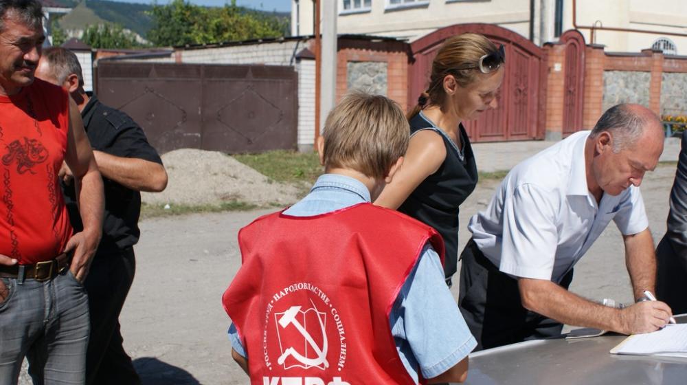 «Летучая бригада» коммунистов Усть-Джегутинского района Карачаево-Черкесской Республики проводит Народный референдум