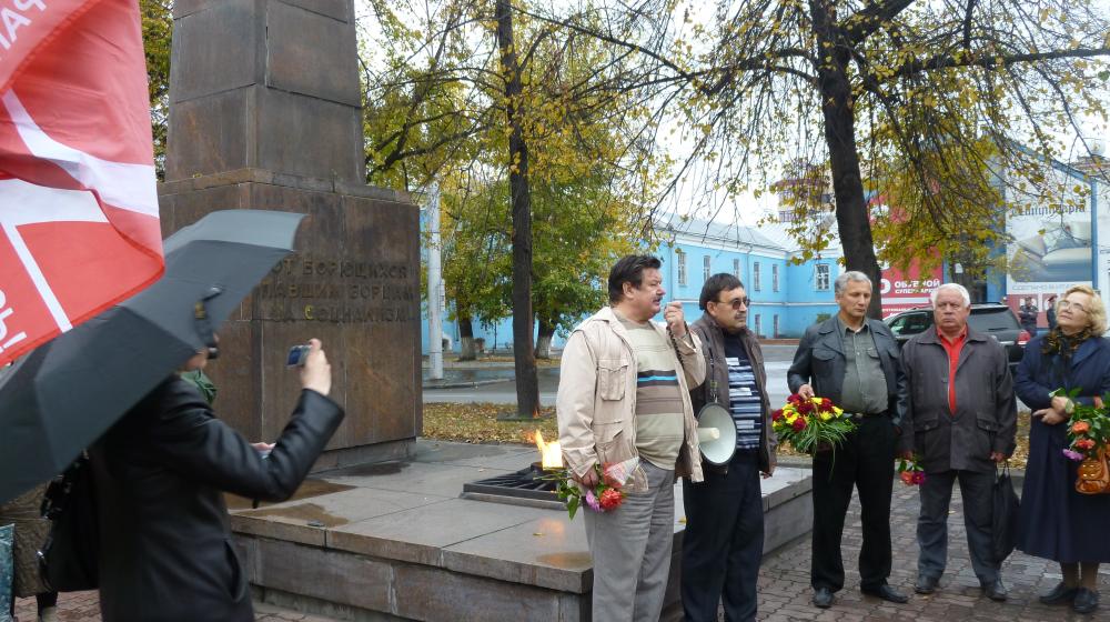 Коммунисты Барнаула почтили память защитников Белого дома 