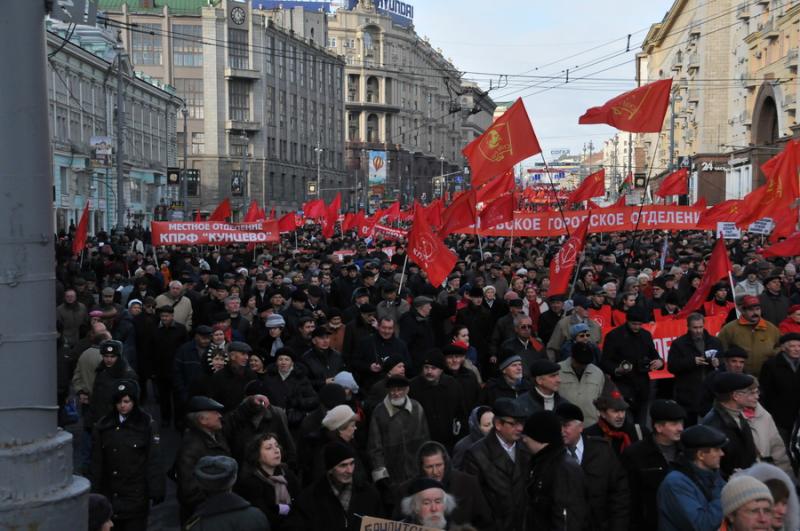 "Правительство министров-капиталистов - в отставку!", "Вернем украденную Родину!", "Защитим русских, возродим дружбу народов!". Призывы и лозунги ЦК КПРФ к 94-й годовщине Великой Октябрьской социалистической революции