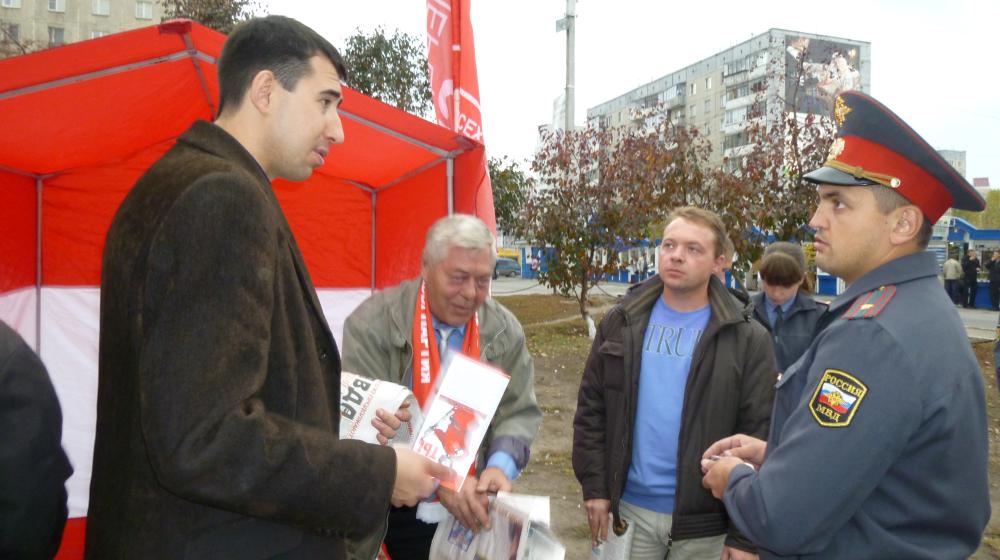 В Барнауле полицейские изъяли у коммунистов-пикетчиков партийную газету 