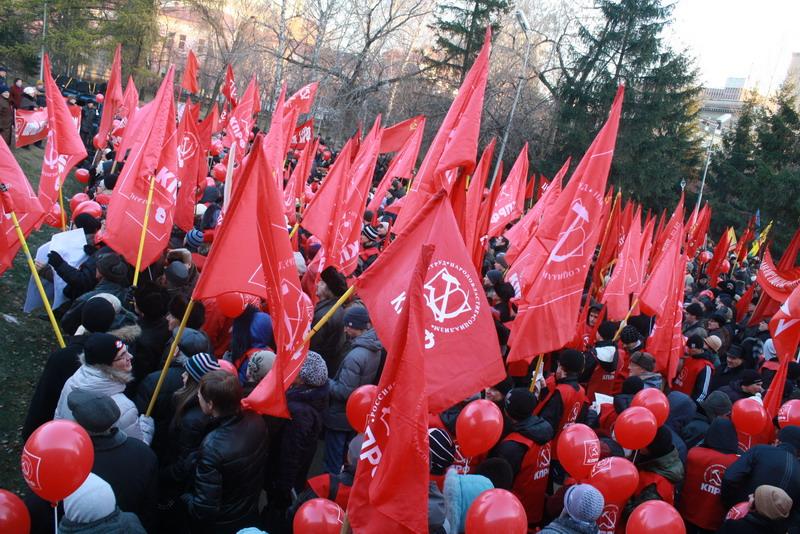 Великий Октябрь не отменить: Несмотря на противодействие властей, 5 тысяч новосибирцев прошли маршем по Красному проспекту  