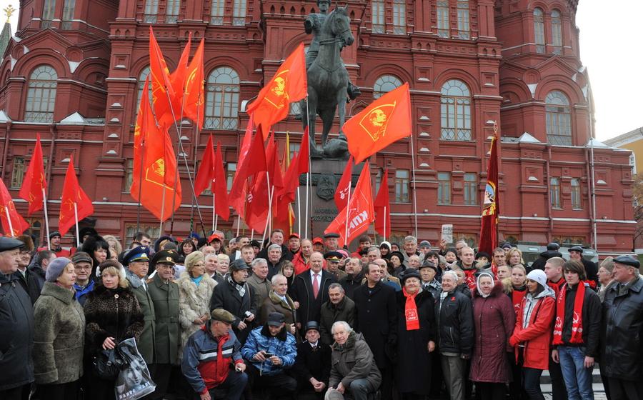 Г.А. Зюганов: «Грядет эпоха новых побед под знаменем Великого Октября». Лидер КПРФ возложил цветы к Мавзолею В.И. Ленина