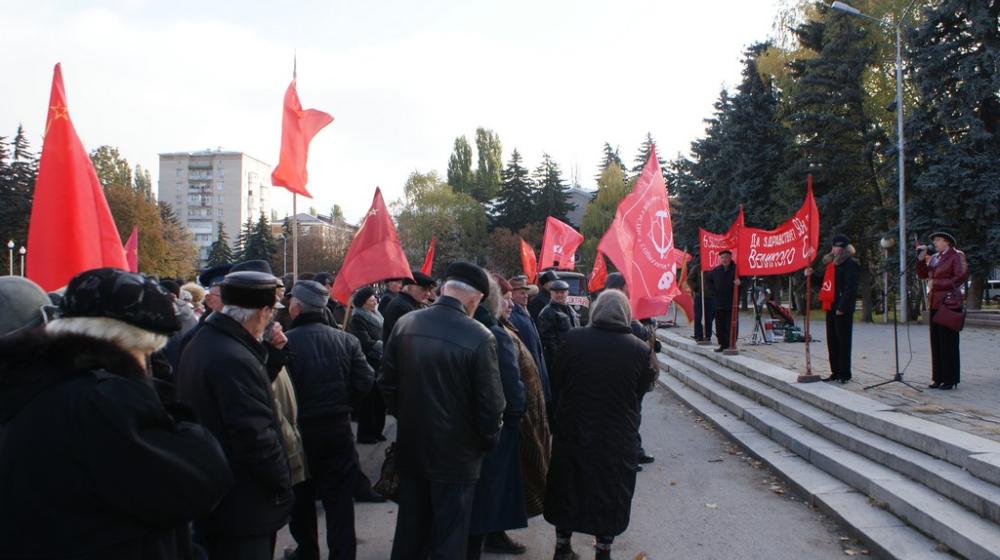 Коммунисты Карачаево-Черкесской Республики отметили годовщину Октябрьской революции автопробегом, митингами и возложениями цветов