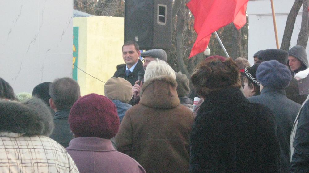 Краснодарский край, Ейск: Встреча избирателей c депутатами Обуховым, Осадчим и Ширшовым состоялась, несмотря на провокацию. Сотни граждан скандировали "Позор власти!"