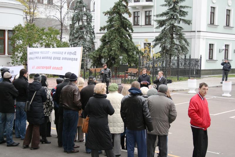 Москва. Митинг против точечной застройки состоялся у префектуры Северо-Восточного округа