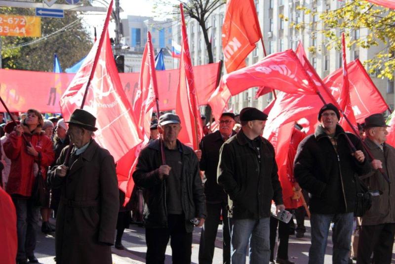 «Вернуть украденную Родину!», «ЕдРо» - в помойное ведро!», «Распустить однопартийную городскую думу». В Краснодаре по инициативе КПРФ партии провели протестное шествие и митинг