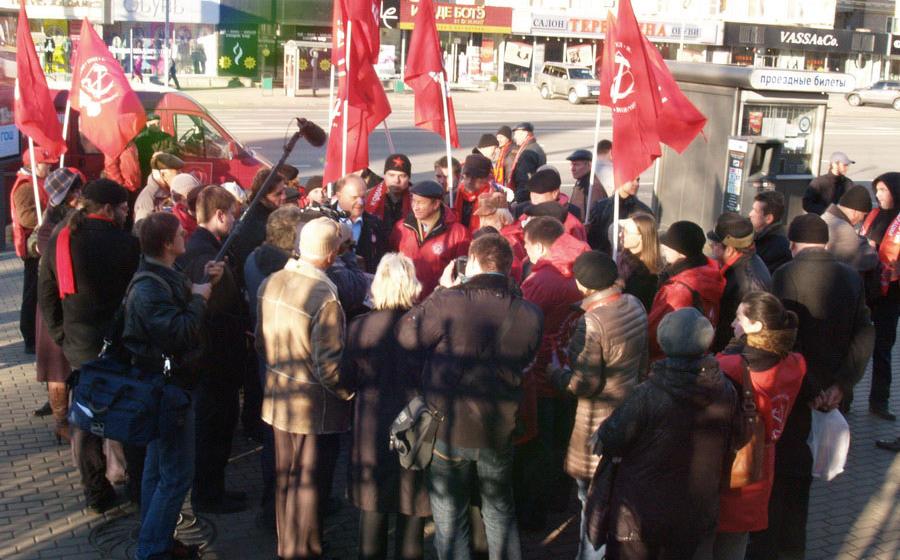 Москва: Полиция предприняла попытку сорвать акцию «Красные в городе». Г.А.Зюганова и В.Ф.Рашкина попытались затащить в полицейские машины
