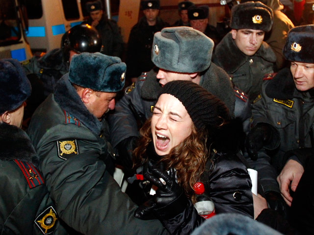 Новогодние "поздравления" от Путина и Медведева. Лимонова увезли на автозаке. Участников акций протеста в Москве и Питере задерживали и разгоняли