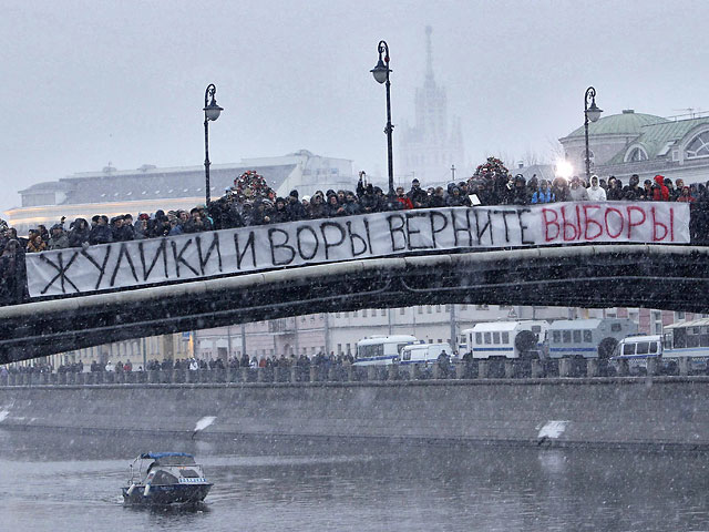 Представители КПРФ в ЦИК РФ вновь внесли в повестку заседания Центризбиркома вопрос об отставке Чурова. Представители "ЕР", ЛДПР и "СР" защитили "волшебника" 