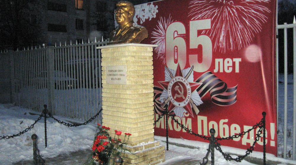 Тамбов. Коммунисты возложили цветы к памятнику И.В. Сталина