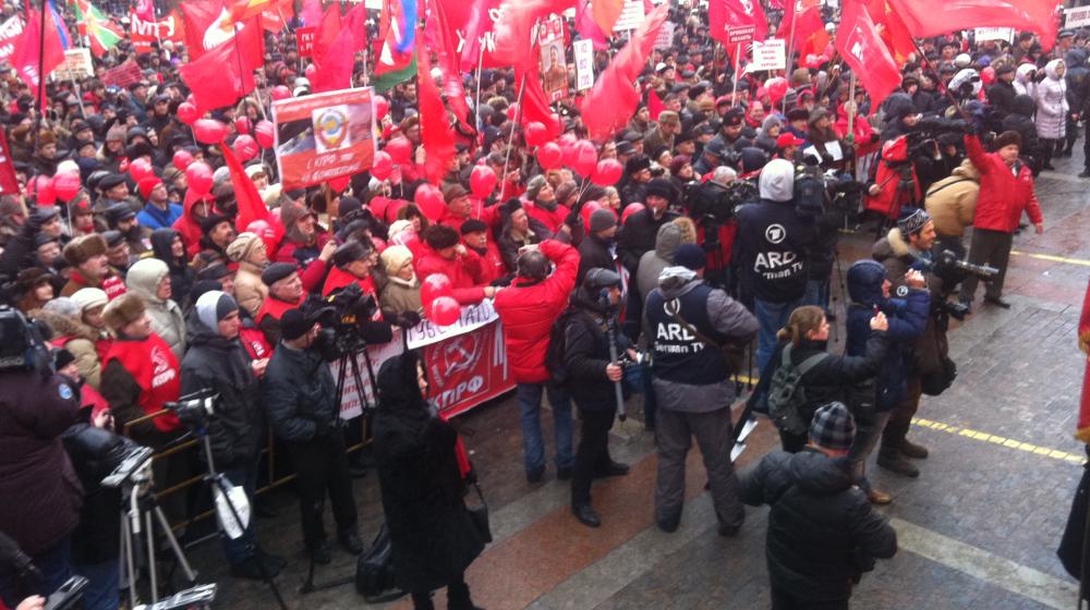 NEWSRU.COM о массовом митинге КПРФ: Компартия собрала на Манежке тысячи протестующих, выступающих против "законченных мерзавцев", воровавших голоса 