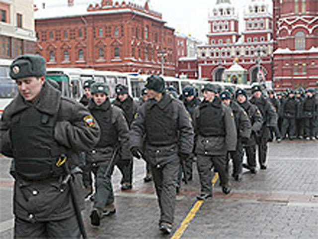 Колонны грузовиков с военными стянуты к центру Москвы. МВД оправдывается