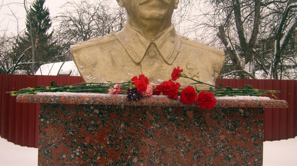 Пенза: Цветы Иосифу Сталину