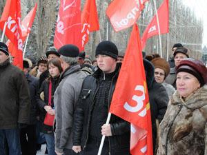 Под красными знаменами в Волгограде проходит массовый митинг КПРФ против махинаций на выборах