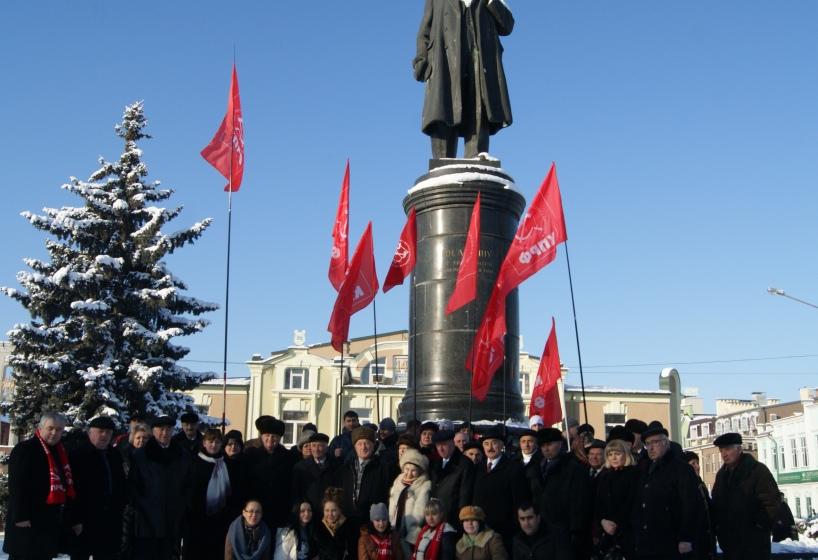  21 января во Владикавказе состоялось торжественное возложение цветов к памятнику В.И. Ленину (фоторепортаж)