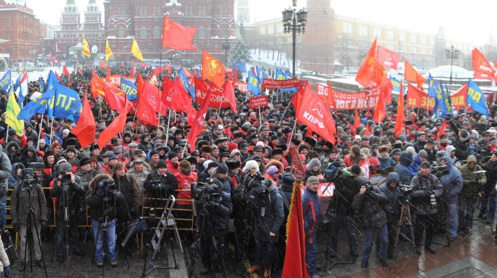 "Интерфакс": На митинг КПРФ на Манежке собралось до 6 тыс. протестующих, включая делегации ЛДПР, "СР", "ТИГРа", ФАР 