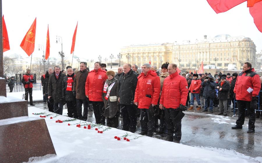 Москва: Возложение цветов и венков к Мавзолею В.И.Ленина (фоторепортаж)