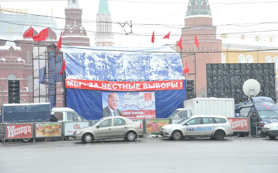 Самые острые народные лозунги митинга на Манежной. «Хватит путины – нанюхались!», «Путин – не вождь, не кум и не святой, да и Медведев – полный отстой!»
