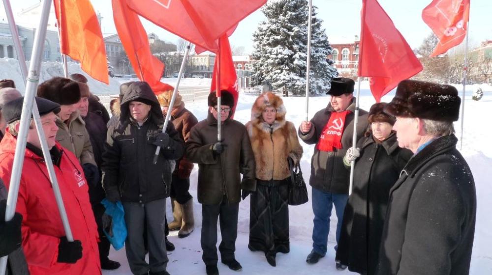 Саратовские коммунисты возложили цветы к памятнику В.И.Ленина
