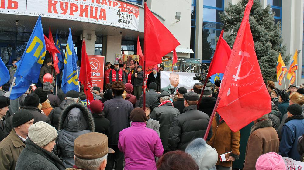 Краснодарский горком КПРФ продолжает возглавлять акции гражданского протеста. Митинг «За достойную жизнь и честные выборы» собрал представителей трех партий