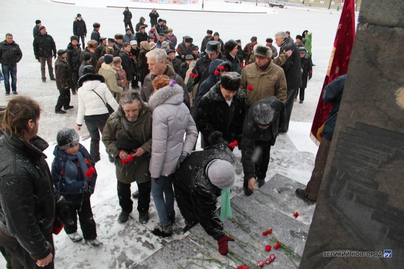 Новгородские коммунисты подводят итоги субботнего митинга: "И земля не рухнула под нашими ногами!"