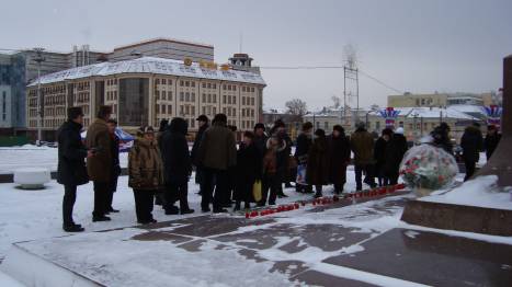 Тульские коммунисты возложили цветы к памятнику Ленину