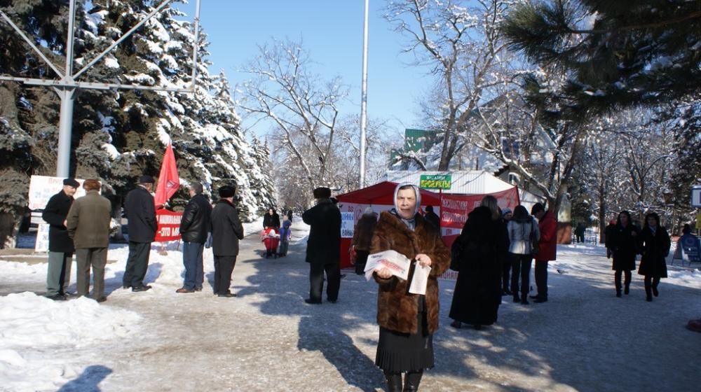 Пикет в Черкесске: За достойную жизнь, за честные выборы! Зюганов – наш Президент!