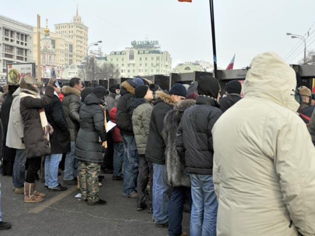 NEWSRU.COM о начале массовых акций в Москве: На Якиманку пришли путинский олигарх Прохоров и путинский вице-премьер Кудрин, а на Поклонную свезли бюджетников на автобусах послушать Кургиняна и речи за Путина и против оранжевых