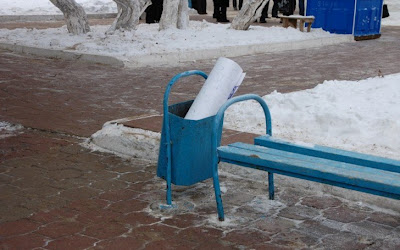 Угрюмое молчание участников, раздача водки и транспаранты в урнах. Взгляд от первого лица на митинг «за стабильность» в Туле