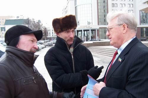 Казань: В республиканском парламенте прошло заседание фракции КПРФ и пикет коммунистов около Госсовета Татарстана
