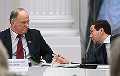 «Коммерсант» об обращении Г.А.Зюганова к Медведеву с требованием ввести мораторий на назначение губернаторов: Своими кадровыми решениями президент может только спровоцировать политическую дестабилизацию