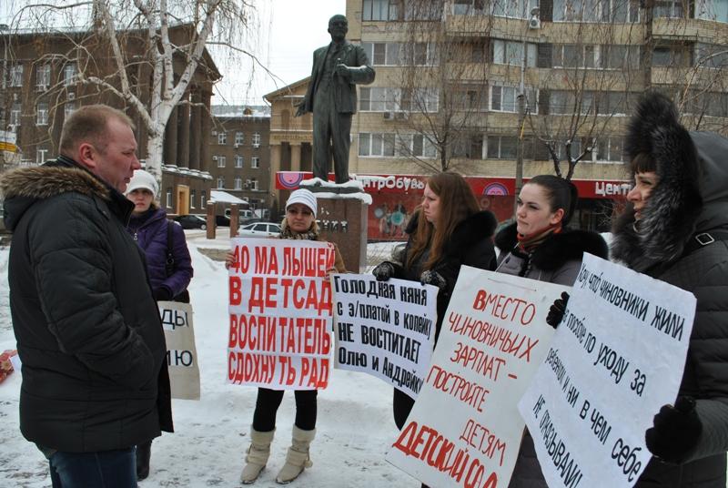 Волгоградские мамы провели очередной пикет в борьбе за детсады