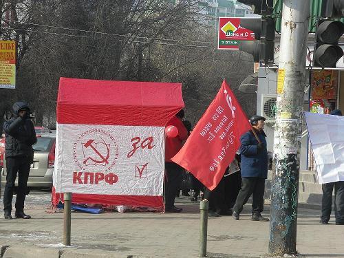 Еженедельно в Краснодаре проходят пикеты КПРФ: «Россия – без Путина, Кубань – без Ткачева!», "Зюганов - наш президент!"