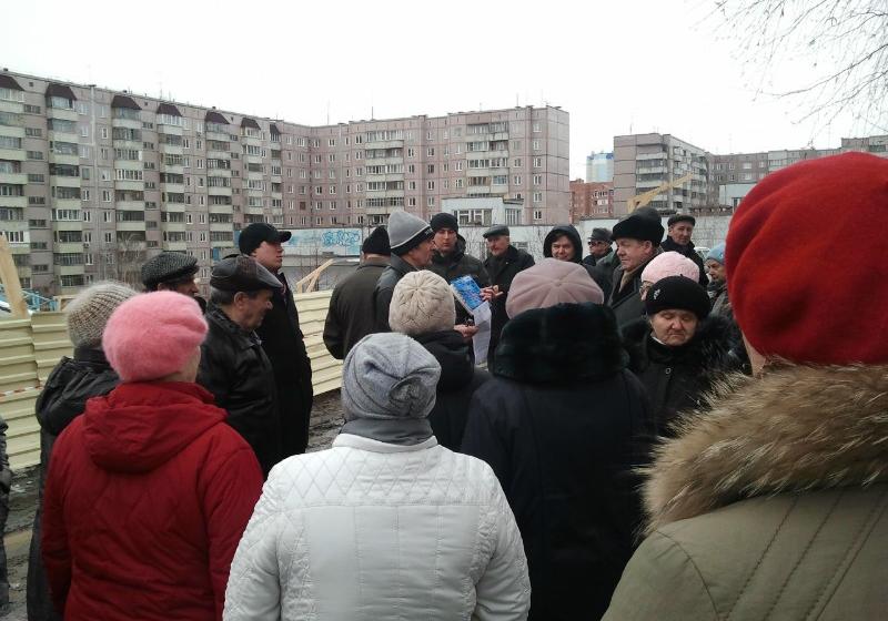 Новосибирск. Жители Шевченковского жилмассива возвели баррикады, чтобы предотвратить точечную застройку